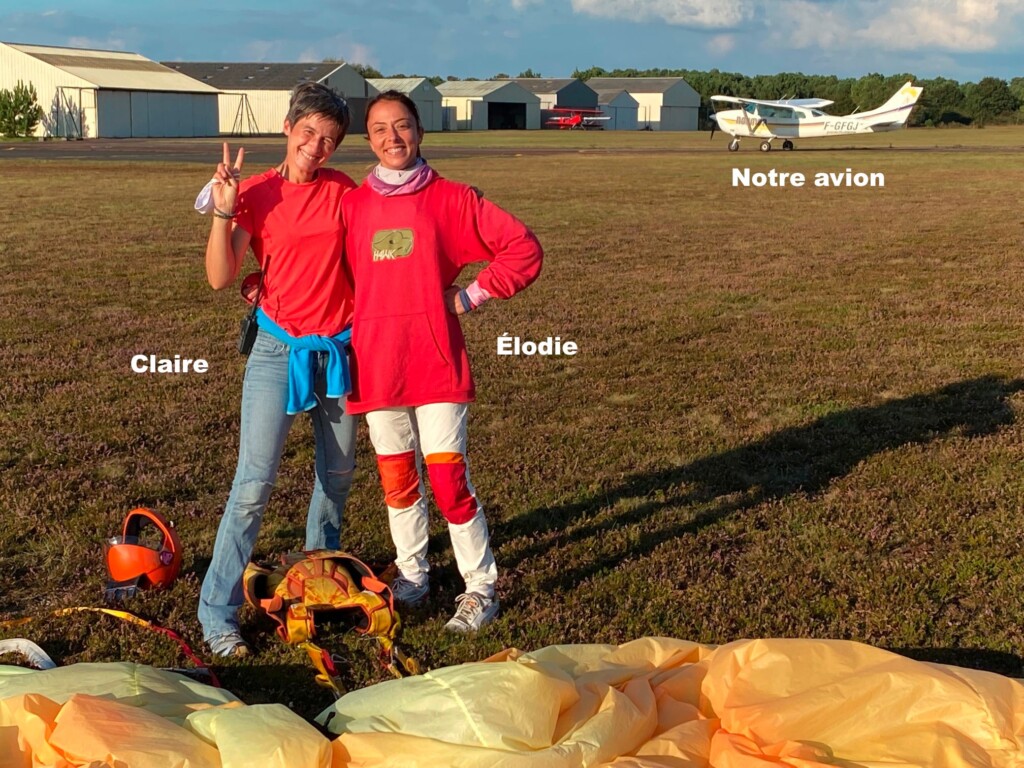 Claire et Élodie sur l’aérodrome de Lessay devant l’avion d’Aair Parachutisme en Normandie