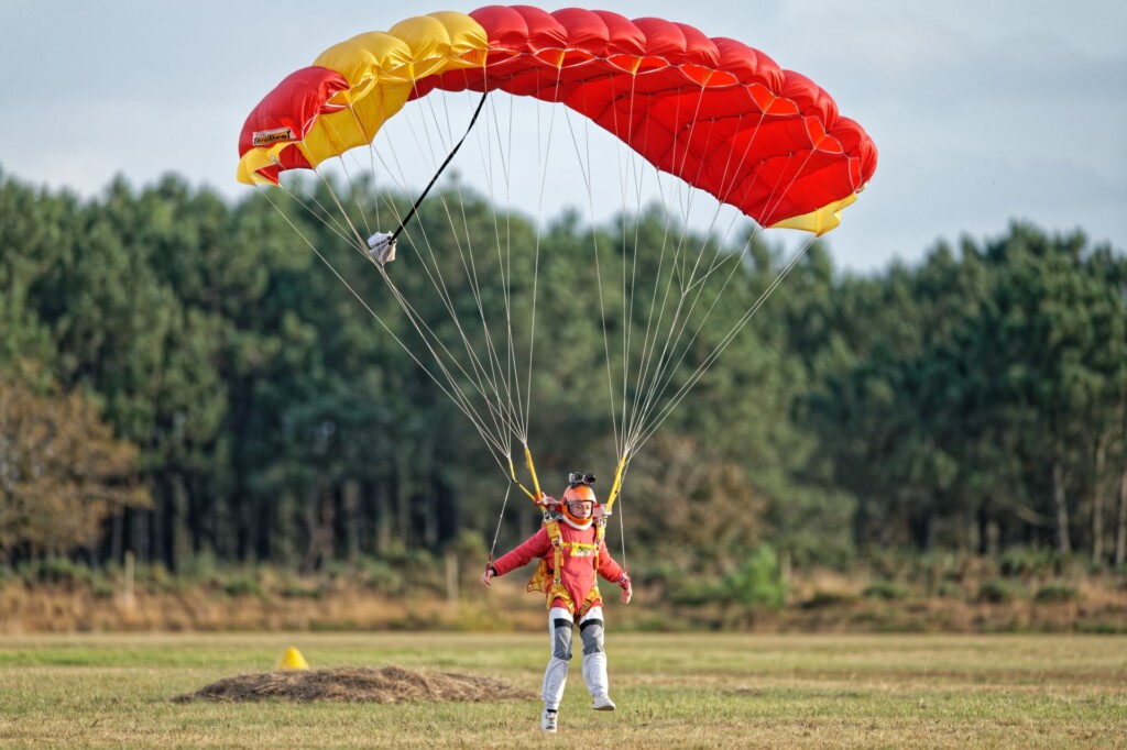 atterrissage parachute solo Elodie lessay Normandie voile rouge jaune