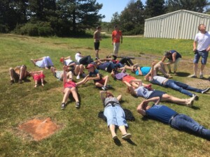 Tous les accompagnants cherchent l'avion de largage à 3000 m à Lessay dans la Manche Ouest.