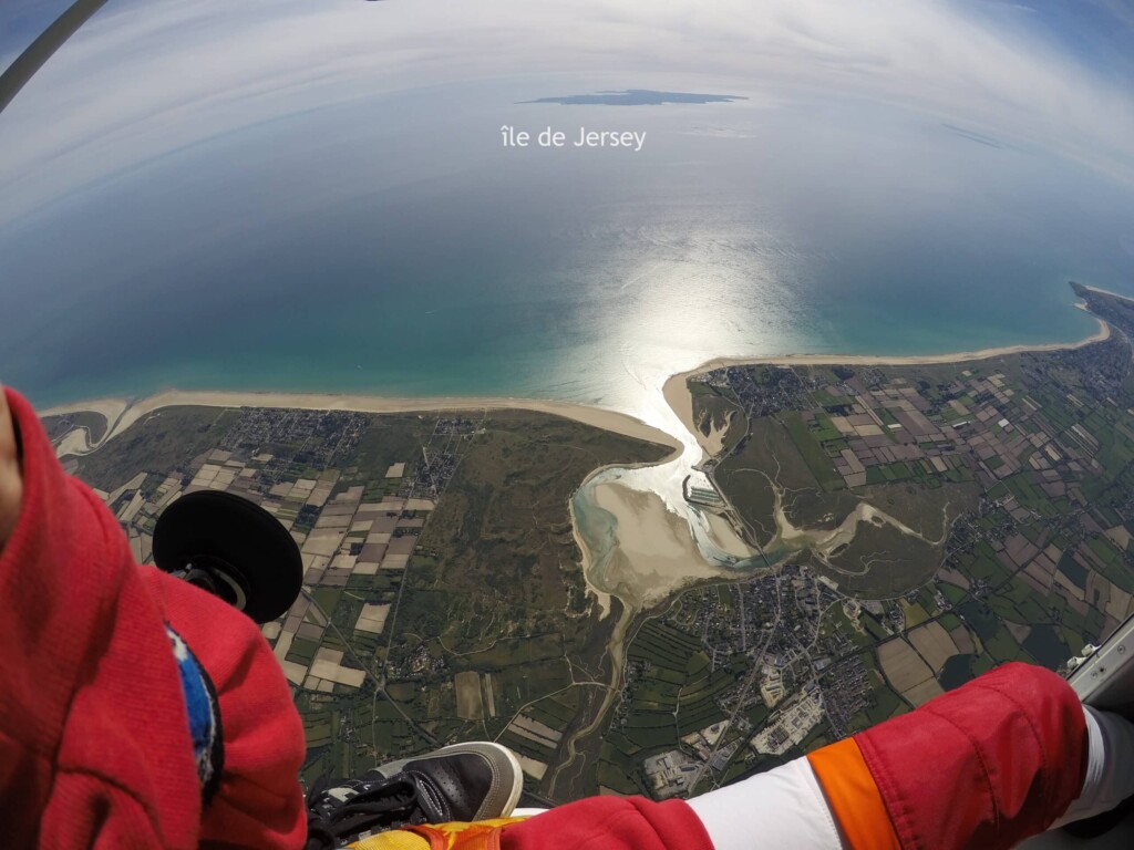 vue aérienne saut en parachute Lessay côte normande Jersey