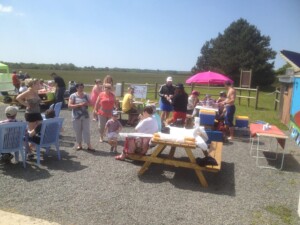 Lors des sauts en parachute tandem à Lessay, vous serez accueilli dans une ambiance familiale, tout en pique-niquant sur place à seulement 50 m des atterrissages des parachutes.