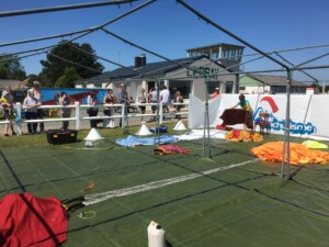 Pliage des parachutes à Lessay à seulement 5 m des proches venus voir les sautants tandem.