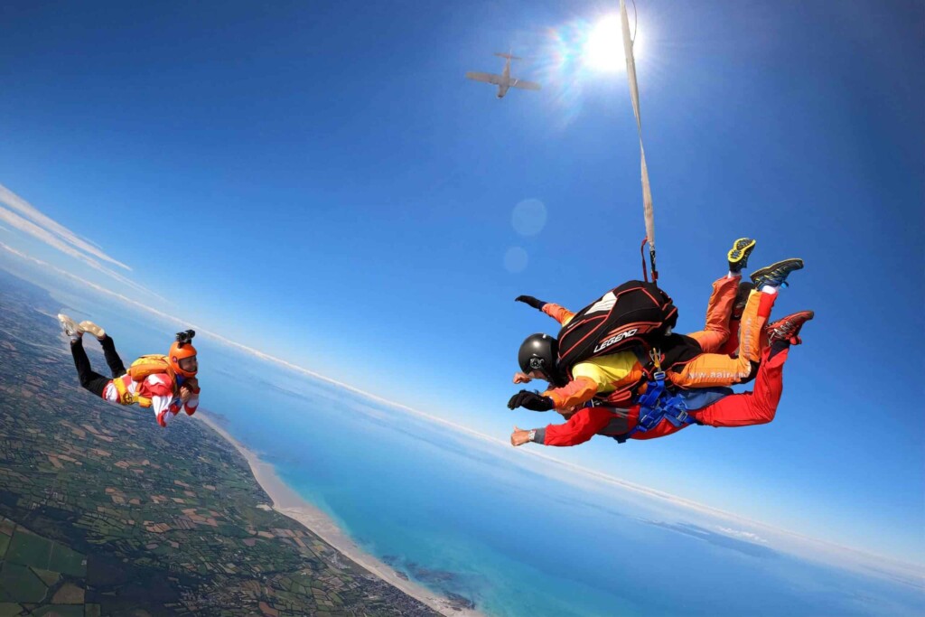 Saut en parachute tandem en Normandie avec vue sur la mer et la vidéowoman Élodie – Aair Parachutisme Lessay