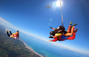 Saut en parachute tandem en Normandie avec vue sur la mer et la vidéowoman Élodie – Aair Parachutisme Lessay