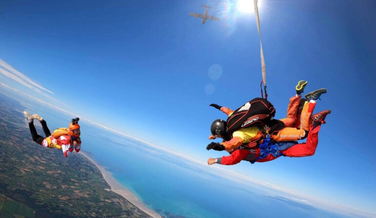 Saut en parachute tandem en Normandie avec vue sur la mer et la vidéowoman Élodie – Aair Parachutisme Lessay