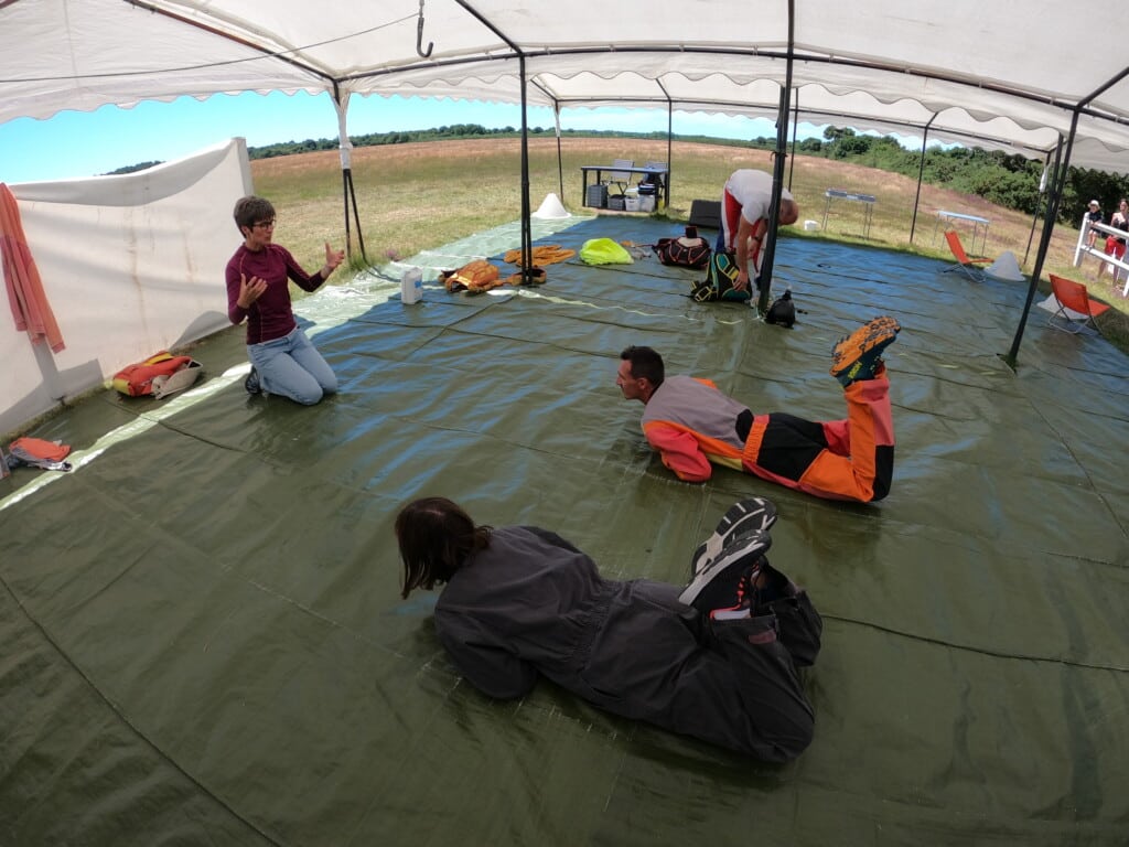 Formation au sol avant saut en parachute tandem à Lessay en Normandie