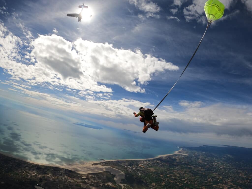 Saut en parachute tandem au-dessus de la côte normande à Lessay dans la Manche