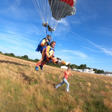 saut en parachute tandem approche atterrissage jambes relevées lessay manche
