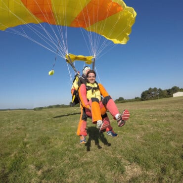 saut en parachute tandem atterrissage jambes relevees lessay manche