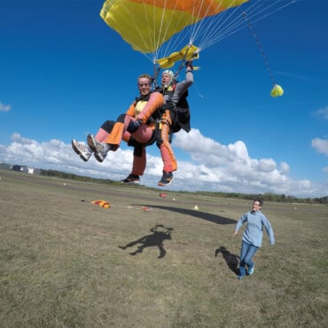 saut en parachute tandem atterrissage position jambes relevees lessay manche