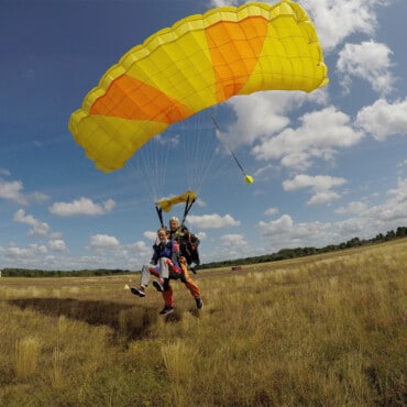 saut en parachute tandem phase d atterrissage jambes relevees lessay manche